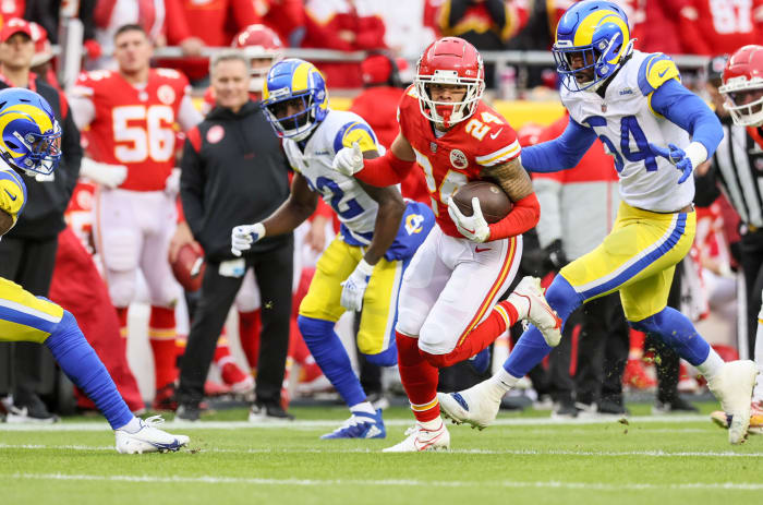 Skyy Moore runs after the catch in a game against the Rams